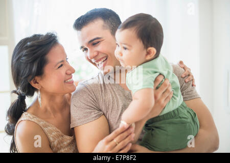 Familie mit Baby Sohn (6-11 Monate) im Schlafzimmer Stockfoto