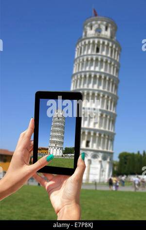 Junges Mädchen unterwegs und fotografiert schiefen Turm in Pisa, mit Tablet Stockfoto