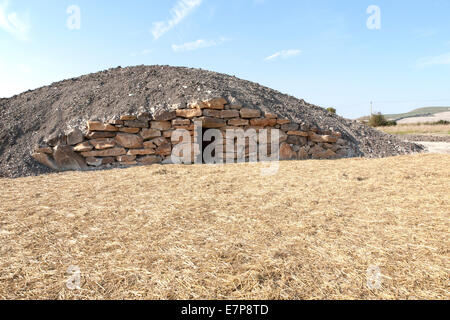 Modernen neolithischen Stil lange Barrow Grabkammer für die Speicherung der Feuerbestattung Urnen alle Cannings, in der Nähe von Devizes, Wiltshire, UK. Stockfoto