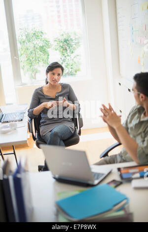 Paar im Büro arbeiten Stockfoto