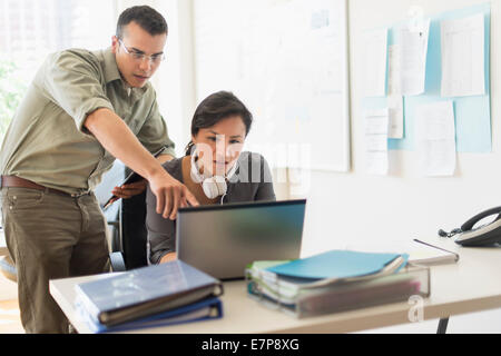 Zwei Personen zusammen mit laptop Stockfoto