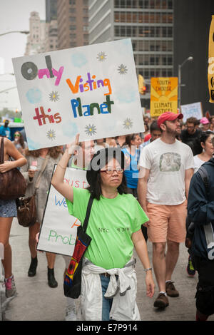 Mehr als 100.000 Menschen Parade durch Midtown Manhattan in New York in der Volksrepublik Climate March Stockfoto