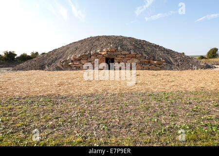 Modernen neolithischen Stil lange Barrow Grabkammer für die Speicherung der Feuerbestattung Urnen alle Cannings, in der Nähe von Devizes, Wiltshire, UK. Stockfoto