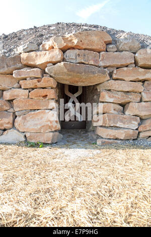 Modernen neolithischen Stil lange Barrow Grabkammer für die Speicherung der Feuerbestattung Urnen alle Cannings, in der Nähe von Devizes, Wiltshire, UK. Stockfoto