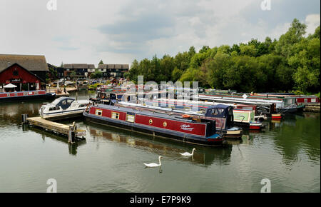 Festgemachten Schiffe an der Yeading Marina, Middlesex, England Stockfoto