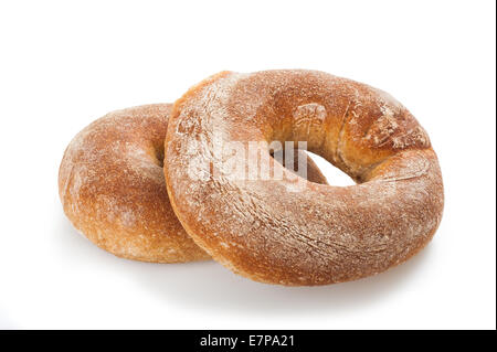 Roggenbrot in Kreisform, die isoliert auf weiss Stockfoto