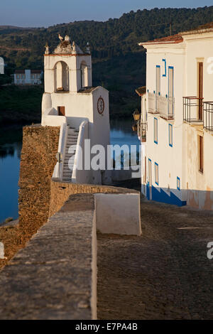 Gasse entlang der Stadtmauer in die Stadt Mertola, Beja District, Alentejo, Portugal Stockfoto