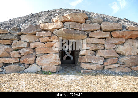 Modernen neolithischen Stil lange Barrow Grabkammer für die Speicherung der Feuerbestattung Urnen alle Cannings, in der Nähe von Devizes, Wiltshire, UK. Stockfoto