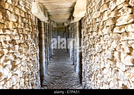 Modernen neolithischen Stil lange Barrow Grabkammer für die Speicherung der Feuerbestattung Urnen alle Cannings, in der Nähe von Devizes, Wiltshire, UK. Stockfoto