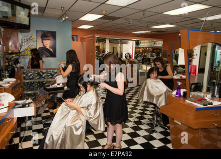 Vietnamese-American Vietnamese-Americans, Frauen, Friseure, Arbeiten, Friseursalon, Asian Garden Mall, Westminster, Orange County, Kalifornien Stockfoto