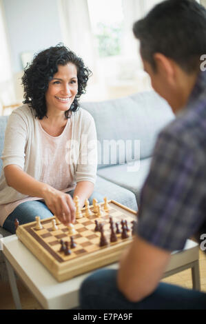 Paar Schachspielen im Wohnzimmer Stockfoto