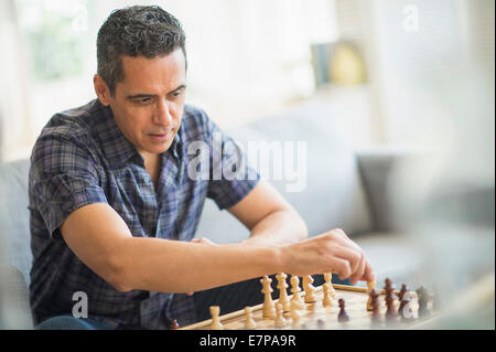 Reifer Mann spielt Schach Stockfoto