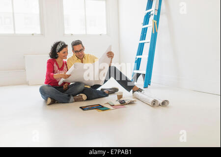 Paar, die Vorbereitung für die Renovierung der neuen Heimat Stockfoto