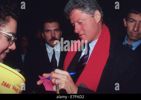 Albuquerque, New Mexico, USA. 8. März 2014. Demokratischen Präsidenten hoffnungsvollen Bill Clinton nach einem Gespräch mit dem Publikum während der Präsidentenkampagne 1992 in Albuquerque, NM am 3. November 1992. Clinton fuhr fort, um George HW Bush für die Präsidentschaft zu besiegen. ZUMA PRESS/Scott A. Miller © Scott A. Miller/ZUMA Wire/ZUMAPRESS.com/Alamy Live-Nachrichten Stockfoto