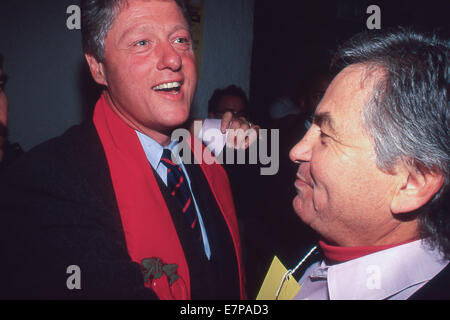 Albuquerque, New Mexico, USA. 8. März 2014. Demokratischen Präsidenten hoffnungsvollen Bill Clinton nach einem Gespräch mit dem Publikum während der Präsidentenkampagne 1992 in Albuquerque, NM am 3. November 1992. Clinton fuhr fort, um George HW Bush für die Präsidentschaft zu besiegen. ZUMA PRESS/Scott A. Miller © Scott A. Miller/ZUMA Wire/ZUMAPRESS.com/Alamy Live-Nachrichten Stockfoto