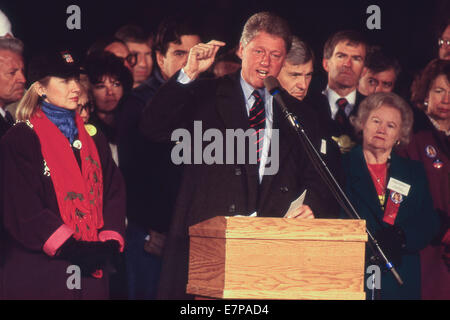 Albuquerque, New Mexico, USA. 8. März 2014. Demokratischen Präsidenten hoffnungsvollen Bill Clinton spricht mit der Masse während der Präsidentenkampagne 1992 in Albuquerque, NM am 3. November 1992. Clinton fuhr fort, um George HW Bush für die Präsidentschaft zu besiegen. Clintons Frau Hillary Clinton ist zu seiner linken. ZUMA PRESS/Scott A. Miller © Scott A. Miller/ZUMA Wire/ZUMAPRESS.com/Alamy Live-Nachrichten Stockfoto