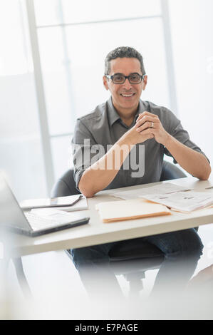 Portrait der Mann am Schreibtisch im Büro Stockfoto