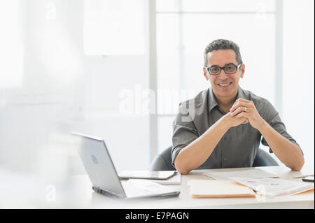 Portrait der Mann am Schreibtisch im Büro Stockfoto