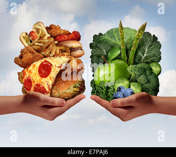 Wahl der Ernährung und Diät Entscheidung Konzept und Entscheidungen Dilemma zwischen gesunden gutes frisches Obst und Gemüse essen oder fettigen Stockfoto