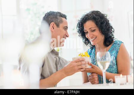 Paar feiert Jubiläum im restaurant Stockfoto