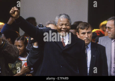 Bonn, Bundesrepublik Deutschland. 17. September 2013. African National Congress Leader Nelson Mandela bei einer Kundgebung am 19. Juni 1990 in Bonn, Bundesrepublik Deutschland. Nelson Mandela, der wenige Monate zuvor nach 28 Jahren aus dem Gefängnis entlassen wurde, wurde auf eine weltweite Tour, Unterstützung der Politik des ANC zu bauen. Zu seiner linken ist ehemalige westdeutsche Führer Willy Brandt.ZUMA Presse/Scott A. Miller © Scott A. Miller/ZUMA Wire/ZUMAPRESS.com/Alamy Live-Nachrichten Stockfoto