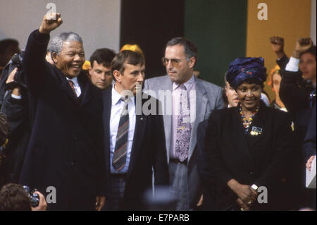 Bonn, Bundesrepublik Deutschland. 17. September 2013. Afrikanischer Nationalkongreß Führer Nelson Mandela und seine Frau Winnie, bei einer Kundgebung am 19. Juni 1990 in Bonn, Bundesrepublik Deutschland. Nelson Mandela, der wenige Monate zuvor nach 28 Jahren aus dem Gefängnis entlassen wurde, wurde auf eine weltweite Tour, Unterstützung der Politik des ANC zu bauen. Zu seiner linken ist ehemalige westdeutsche Führer Willy Brandt.ZUMA Presse/Scott A. Miller © Scott A. Miller/ZUMA Wire/ZUMAPRESS.com/Alamy Live-Nachrichten Stockfoto