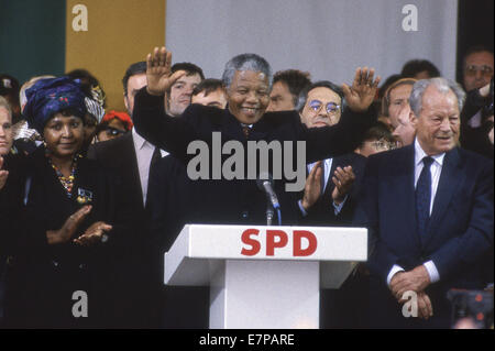 Bonn, Bundesrepublik Deutschland. 17. September 2013. Afrikanischer Nationalkongreß Führer Nelson Mandela und seine Frau Winnie, bei einer Kundgebung am 19. Juni 1990 in Bonn, Bundesrepublik Deutschland. Nelson Mandela, der wenige Monate zuvor nach 28 Jahren aus dem Gefängnis entlassen wurde, wurde auf eine weltweite Tour, Unterstützung der Politik des ANC zu bauen. Zu seiner linken ist ehemalige westdeutsche Führer Willy Brandt.ZUMA Presse/Scott A. Miller © Scott A. Miller/ZUMA Wire/ZUMAPRESS.com/Alamy Live-Nachrichten Stockfoto