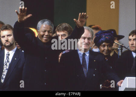 Bonn, Bundesrepublik Deutschland. 17. September 2013. Afrikanischer Nationalkongreß Führer Nelson Mandela und seine Frau Winnie, bei einer Kundgebung am 19. Juni 1990 in Bonn, Bundesrepublik Deutschland. Nelson Mandela, der wenige Monate zuvor nach 28 Jahren aus dem Gefängnis entlassen wurde, wurde auf eine weltweite Tour, Unterstützung der Politik des ANC zu bauen. Zu seiner linken ist ehemalige westdeutsche Führer Willy Brandt.ZUMA Presse/Scott A. Miller © Scott A. Miller/ZUMA Wire/ZUMAPRESS.com/Alamy Live-Nachrichten Stockfoto