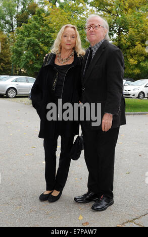 August-Everding-Saal in Grünwald bei München, 22. September 2014 erreichen Musiker Klaus Doldinger und seiner Frau Inge für die Trauerfeier für Joachim "Blacky" Fuchsberger. Der Schauspieler und Showmaster starb im Alter von 87 Jahren am 11. September 2014. Foto: TOBIAS HASE/DPA Stockfoto