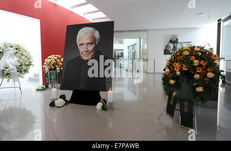 Ein Porträt des Verstorbenen und die Blumen sind abgebildet, während der Trauerfeier für Joachim "Blacky" Fuchsberger im August-Everding-Saal in Grünwald bei München, 22. September 2014. Der Schauspieler und Showmaster starb im Alter von 87 Jahren am 11. September 2014. Foto: TOBIAS HASE/DPA Stockfoto