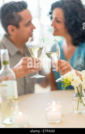 Paar feiert Jubiläum im restaurant Stockfoto