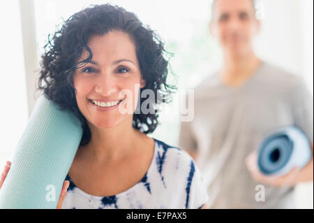 Paar im Fitness-Studio Stockfoto