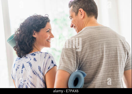 Paar im Fitness-Studio Stockfoto