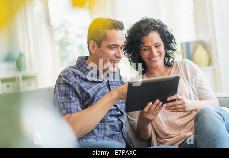 Digital-Tablette zusammen mit paar Stockfoto