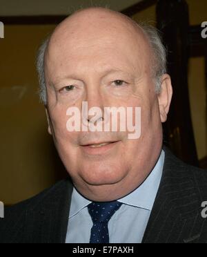 Schauspieler & Downton Abbey Schöpfer Herrn Julian Fellowes erhält den Gold-Medaille der Ehrenschutz vom Trinity College Philosophical Society (The Phil) am Trinity College mit seiner Frau & Hofdame, Prinzessin Michael von Kent, Emma Joy Kitchener...  Mitwirkende: Herr Julian Fellowes Where: Dublin, Irland bei: 20. März 2014 Stockfoto