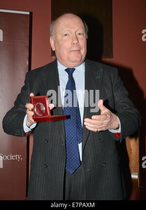 Schauspieler & Downton Abbey Schöpfer Herrn Julian Fellowes erhält den Gold-Medaille der Ehrenschutz vom Trinity College Philosophical Society (The Phil) am Trinity College mit seiner Frau & Hofdame, Prinzessin Michael von Kent, Emma Joy Kitchener...  Mitwirkende: Herr Julian Fellowes Where: Dublin, Irland bei: 20. März 2014 Stockfoto