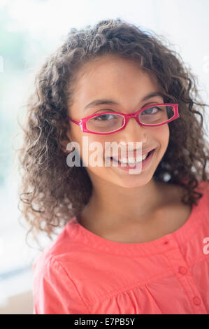 Porträt von Schulmädchen (8-9) tragen rosa Brille Stockfoto