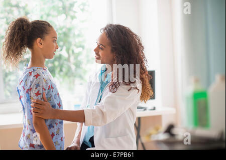 Ärztin untersuchen Mädchen (8-9) Stockfoto