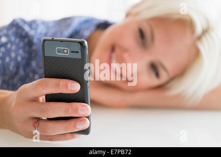 Frau mit Handy Stockfoto