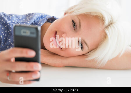 Frau mit Handy Stockfoto