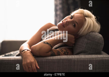 Porträt von blonde Frau auf dem Sofa entspannen Stockfoto