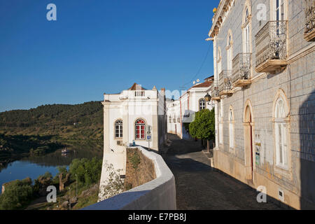 Gasse entlang der Stadtmauer in die Stadt Mertola, Beja District, Alentejo, Portugal Stockfoto