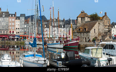 Alter Hafen / Vieux Bassin mit seiner Statthalterei und Häuser mit Schiefer bedeckten Fassaden in Honfleur, Normandie, Frankreich Stockfoto