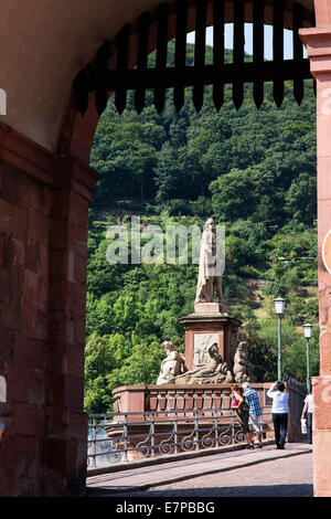 Statue auf alte Brücke über den Fluss Neckar durch die Brücke Tor, Heidelberg, Deutschland, Zustand des Landes Baden-Württemberg, Europa Stockfoto