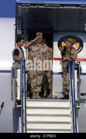 Tampa, Florida, USA. 3. Juli 2007. General H. Norman Schwarzkopf gibt einen Daumen hoch für das Publikum bei McDill Air base nach seiner Rückkehr aus dem Golfkrieg am 21. April 1991 in Tampa, Florida.ZUMA Presse/Scott A. Miller © Scott A. Miller/ZUMA Wire/ZUMAPRESS.com/Alamy Live-Nachrichten Stockfoto