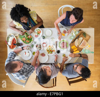 Gruppe von Freunden zusammen Essen Stockfoto