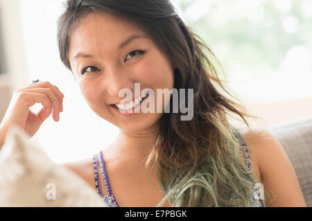 Porträt der jungen Frau lächelnd Stockfoto