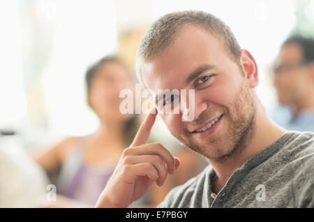 Porträt des jungen Mann lächelnd Stockfoto