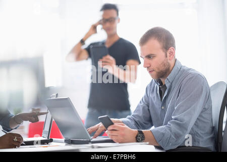 Menschen arbeiten im Büro Stockfoto