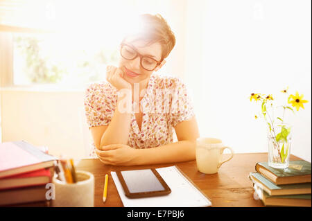 Junge Frau im home-Office arbeiten Stockfoto